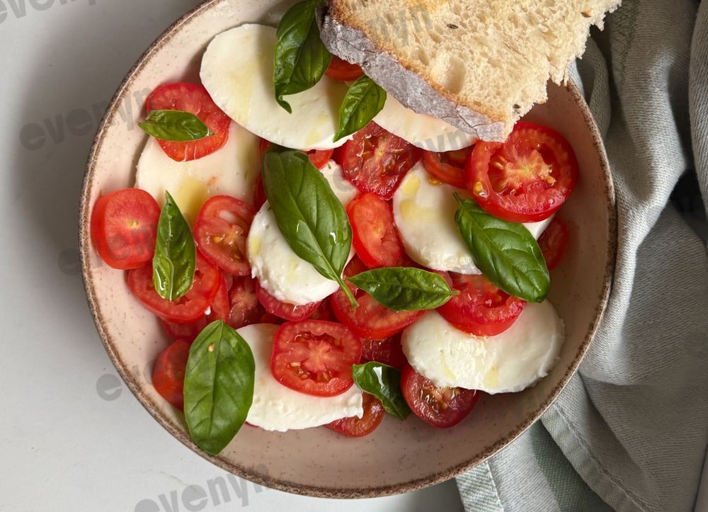 Caprese tanier s mozzarellou a kváskovým chlebom