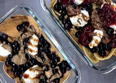 Vanilkové proteínové palacinky s čučoriedkami a skyrom