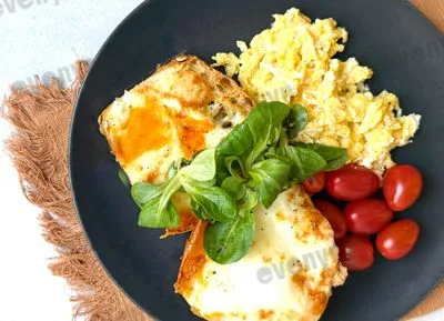 Zapečená celozrnná kaiserka s mozzarellou, cheddarom a vajíčkom